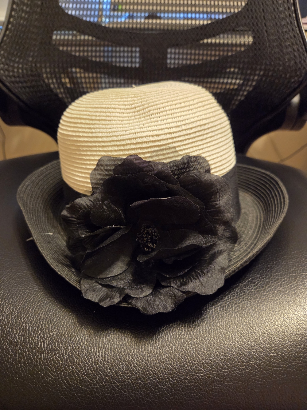 Nine WEST Women’s Two-Tone Straw Cloche Hat with Black Flower One SIZE NWOT